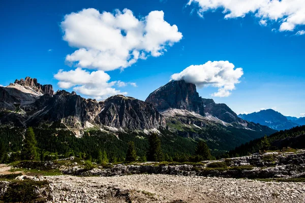 Jarní Panorama Zelených Luk Dolomit Sněhem Růžovými Skalami Průsmyku Falzarego — Stock fotografie