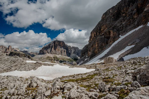 Wiosenna Panorama Zielonych Łąk Dolomitów Śniegiem Różowymi Skałami Przełęczy Falzarego — Zdjęcie stockowe