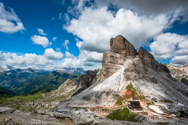 Frühlingspanorama Der Grünen Dolomitenwiesen Mit Schnee Und Rosa Felsen Falzarego — Stockfoto