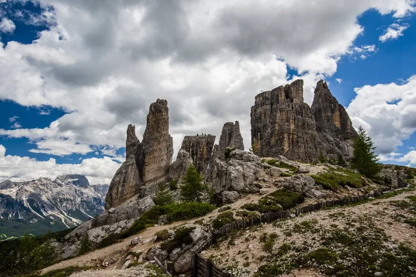 Jarní Panorama Zelených Luk Dolomit Sněhem Růžovými Skalami Průsmyku Falzarego — Stock fotografie