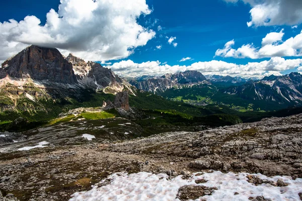 Wiosenna Panorama Zielonych Łąk Dolomitów Śniegiem Różowymi Skałami Przełęczy Falzarego — Zdjęcie stockowe