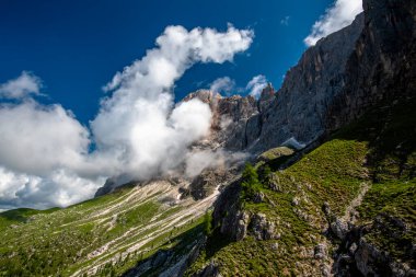San Martino di Castrozza ve Passo Rolle Trento Italysurround etrafındaki güzel dolomitleri çevreleyen bulutlar