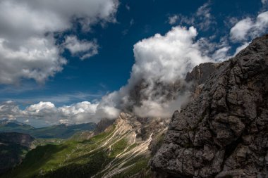 San Martino di Castrozza ve Passo Rolle Trento Italysurround etrafındaki güzel dolomitleri çevreleyen bulutlar