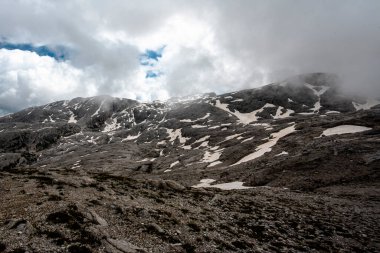 San Martino di Castrozza ve Passo Rolle Trento Italysurround etrafındaki güzel dolomitleri çevreleyen bulutlar