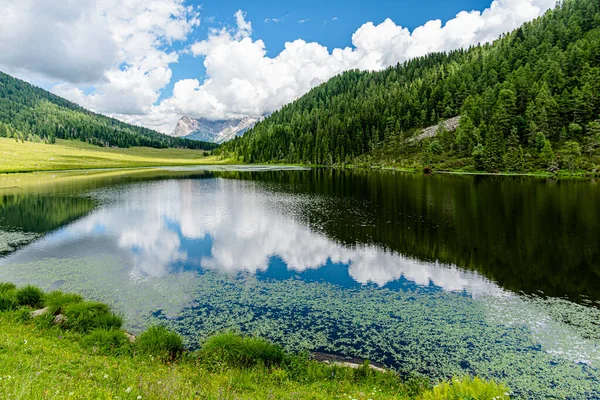 Dolomites Tercermin Cermin Danau Calaita Antara Dolomites Dan Padang Rumput — Stok Foto