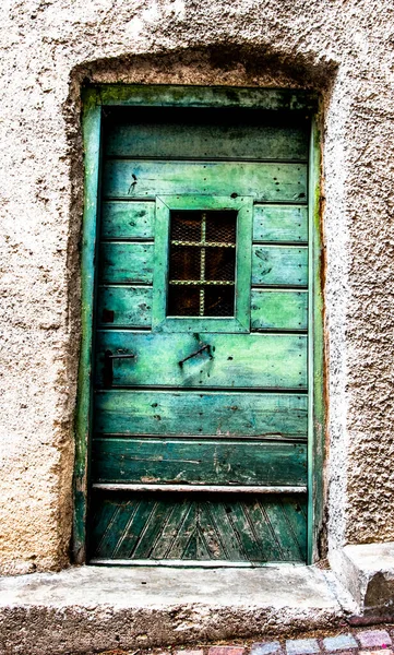 Grüne Holztür Mit Wetterbeschädigtem Fenster San Martino Castrozza Trento Italien — Stockfoto