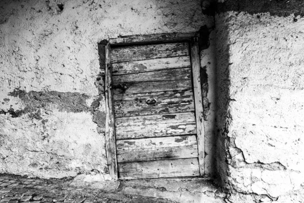 Velha Porta Madeira Danificada Pelo Tempo San Martino Castrozza Trento — Fotografia de Stock