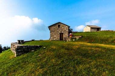 Revine Lago Treviso Veneto İtalya 'nın yukarısındaki dağlardaki yeşil çayırlar arasında taş sığınağı
