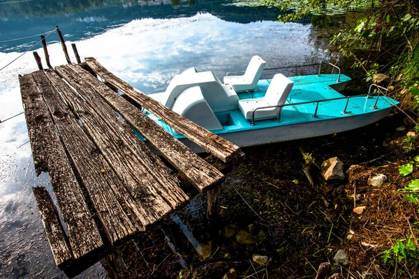 Зеленая Вода Педаль Лодка Озере Пирс Ревине Лаго Тревизо Венето — стоковое фото
