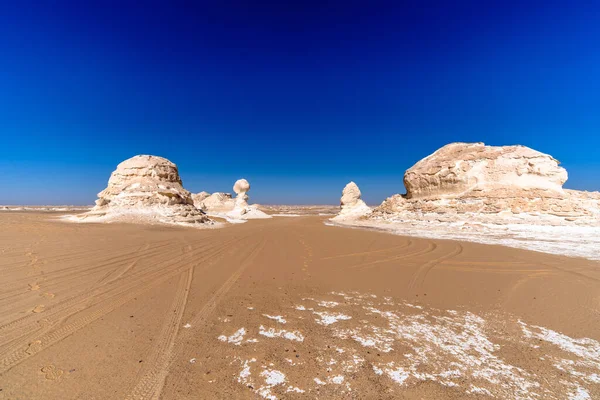 Mısır 'ın Giza yakınlarındaki büyük kireçtaşı oluşumları tarafından çerçevelenmiş doğal kumlu geçit derinlik, simetri ve güçlü bir keşif hissi yaratıyor..