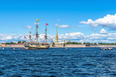 Rusya, St. Petersburg, Temmuz 2020. Peter ve Paul Kalesi 'nin arka planına karşı restore edilmiş eski fırkateyn..