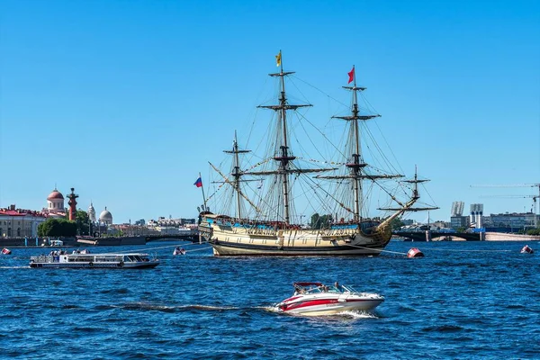 Rusya, St. Petersburg, Temmuz 2020. Donanma günü nehirde gemiler..