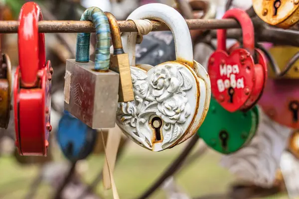 Rusya, Yaroslavl, Temmuz 2020. Aşk ve evliliğin sembolü olarak kaleden bir kompozisyon..