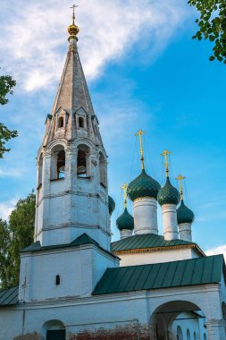 Rusya, Yaroslavl, Temmuz 2020. Mavi gökyüzüne karşı antik katedralin çan kulesi ve kubbeleri.