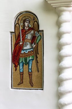 Rusya, Yaroslavl, Temmuz 2020. Manastır duvarında kılıç olan kutsal başmeleğin mozaik simgesi..