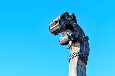 Rusya, Vyborg, Kasım 2020. Viking gemisinin bir ejderha kafası şeklinde yay süslemesi..