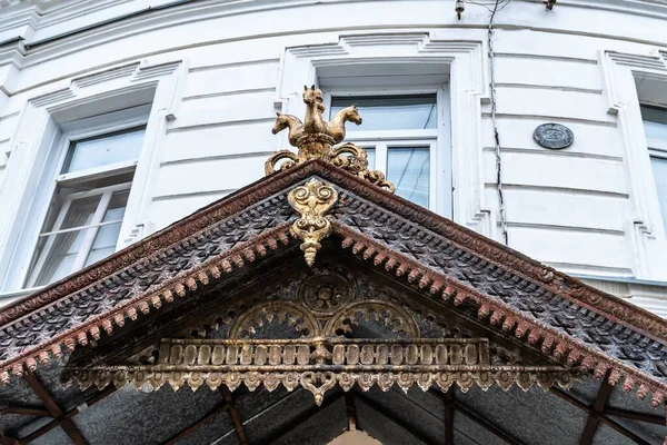 Rusya, Kostroma, Temmuz 2020. Eski bir konut binasının verandası..