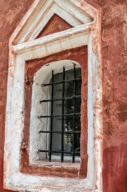 Rusya, Rostov, Temmuz 2020. Eski kilisenin kırmızı duvarında küçük bir pencere..