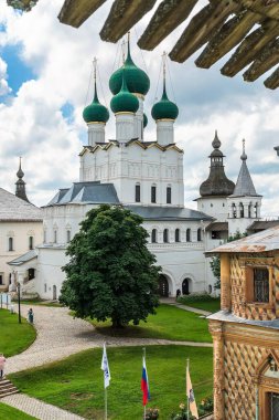 Rusya, Rostov, Temmuz 2020. Kale duvarının galerisinden Ortodoks Katedrali manzarası.