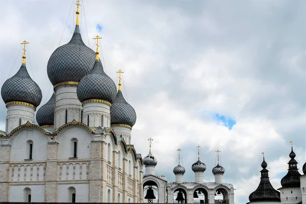 俄罗斯 罗斯托夫 2020年7月 在阴天的背景下教堂的钟楼和圆顶 — 图库照片