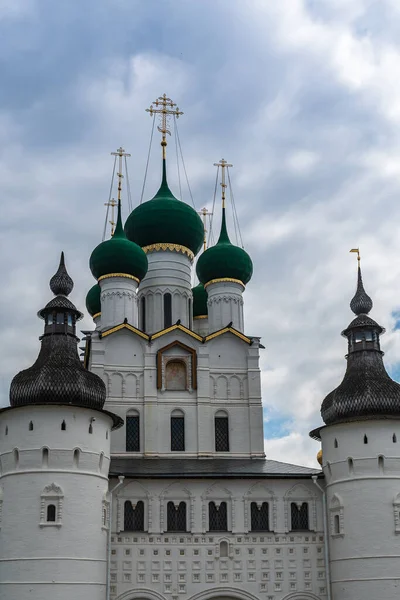 Russia Rostov July 2020 구름낀 하늘을 배경으로 교회의 감시탑과 — 스톡 사진
