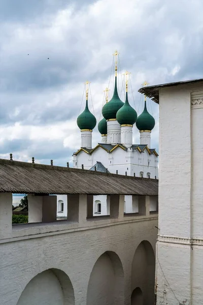Rusya, Rostov, Temmuz 2020. Kale duvarlarının ve katedrallerin kubbelerinin kaplanmış galerisi.