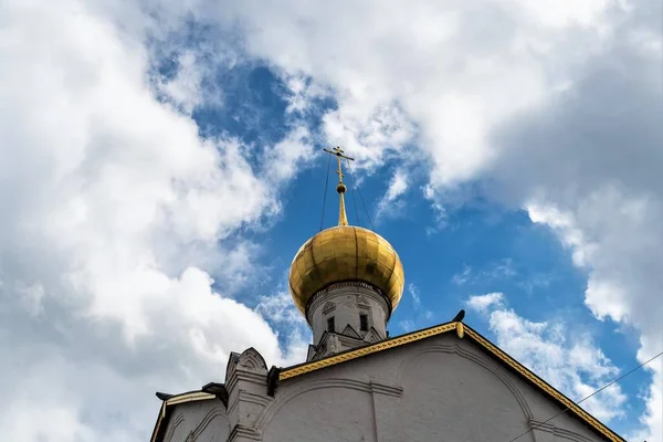 Ρωσία Ροστόφ Ιούλιος 2020 Επιχρυσωμένος Τρούλος Της Εκκλησίας Στο Ξέφωτο — Φωτογραφία Αρχείου