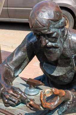 Rusya Kostroma Temmuz 2020. Şehir meydanındaki yerel bir kuyumcuya ait anıtın bir parçası..