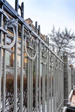 Rusya, St. Petersburg, Ocak 2021. Şehir merkezindeki balerin Kshesinskaya 'nın sarayının metal çitinin parçası..