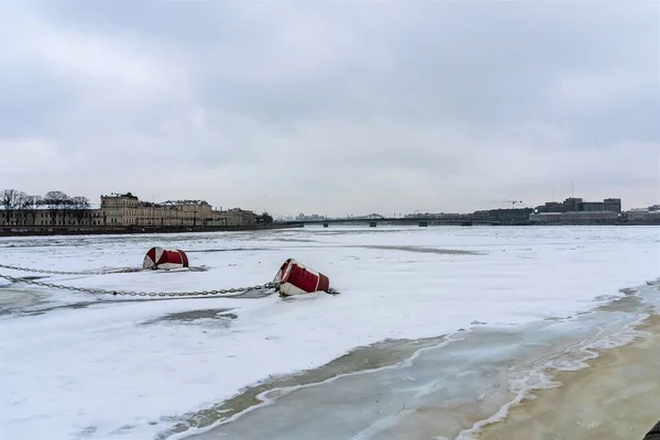 Rusya Petersburg Ocak 2021 Zincirlerle Bağlanmış Variller Şehir Merkezindeki Nehrin — Stok fotoğraf