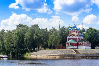 Rusya, Uglich, Temmuz 2020. Sudan Ortodoks kilisesine kırmızı duvarlı bir manzara.