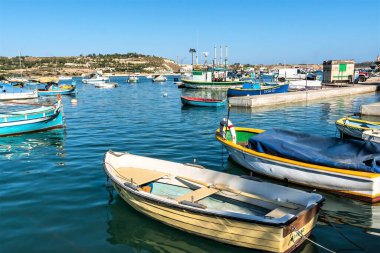 Malta, Marsaxlokk, Ağustos 2020. Limanda kayıklar ve motorlu tekneler.
