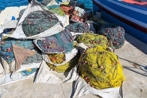 Malta, Marsaxlokk, Ağustos 2019. İskelede balık ağları kuruyor..