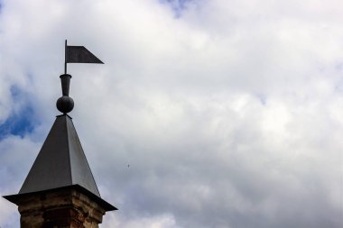 Rusya, Rostov, Temmuz 2020. Taretin çatısında Bulutların arasında rüzgar gülü.