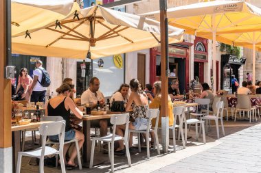 Malta, Valletta, Ağustos 2019. Öğle yemeği vakti Malta sokak kafesi.