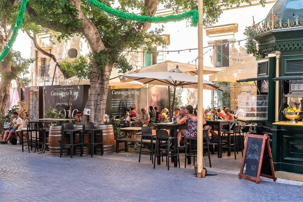 Malta, Valletta, Ağustos 2019. Ana katedralin duvarlarının yanındaki Malta sokak kafesi..