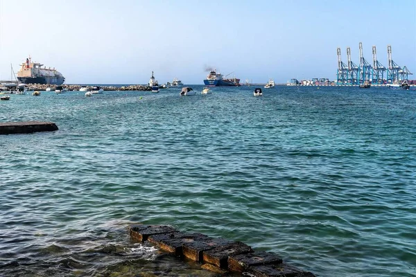 Malta, Marsaxlokk, Ağustos 2019. Körfezde çeşitli deniz gemileri var..