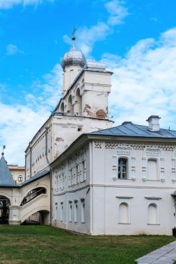 Rusya, Veliky Novgorod, Ağustos 2021. St. Sophia Katedrali 'nin çan kulesinin yan görüntüsü.