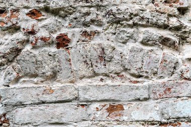 Rusya, Veliky Novgorod, Ağustos 2021. Antika kırmızı tuğladan yapılmış bir kilise duvarı parçası..