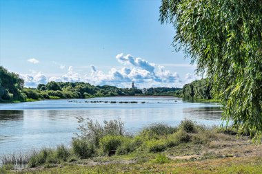 Volkhov Nehri manzarası ve uzak bir Ortodoks manastırı.
