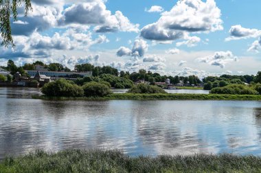 Rusya, Veliky Novgorod, Ağustos 2021. Volkhov nehrinin kıyısında güneşli bir havada.