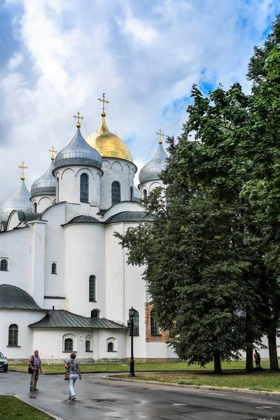 俄罗斯 Veliky Novgorod 2021年8月 多云天气下公园内的圣索菲亚大教堂 — 图库照片