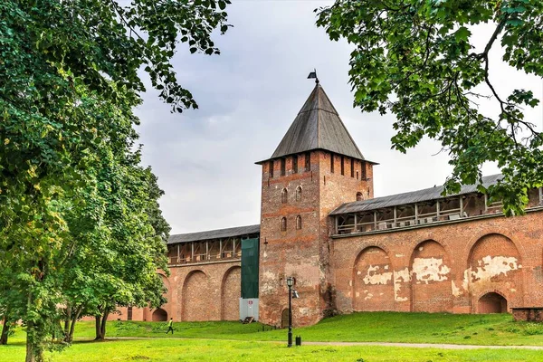 Russia Veliky Novgorod August 2021 벽돌로 크렘린 감시탑 — 스톡 사진