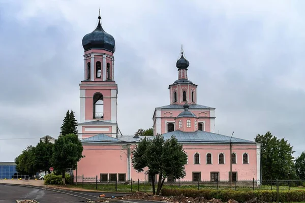 Rusya, Valdai, Ağustos 2021. Şehrin ana Ortodoks Kilisesi..