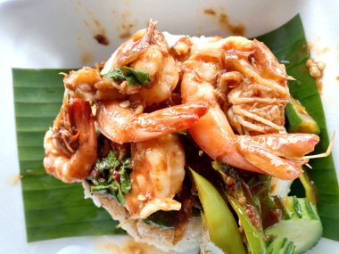 Baharatlı Basil Kızarmış Karides ve pilav..