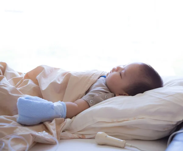 Child patient asleep in hospital bed — Stock Photo, Image