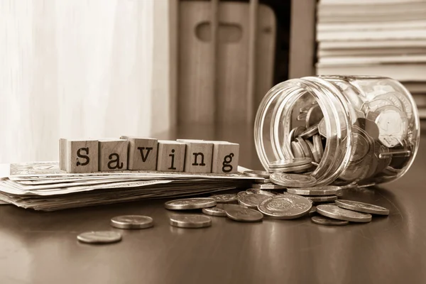 Palabra de ahorro de dinero con monedas y billetes, Sepia tonificado — Foto de Stock