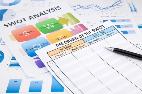 Документ по анализу SWOT, диаграммы и бизнес-графики — стоковое фото