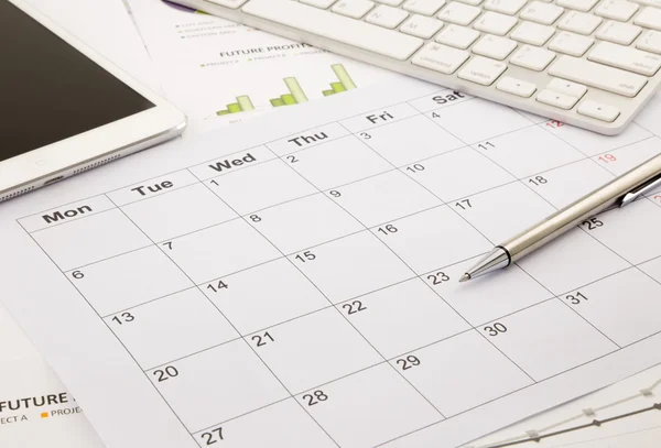 Calendario en blanco en la mesa de oficina —  Fotos de Stock