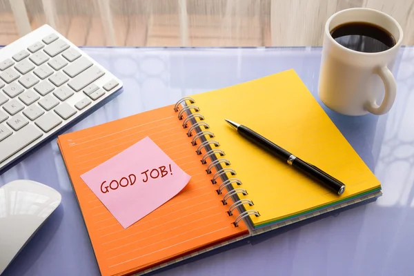 Buona parola di lavoro sulla nota appiccicosa nello spazio di lavoro — Foto Stock